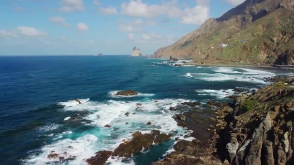 Vue Aérienne Par Drone Village Près Côte Océanique Des Montagnes — Video