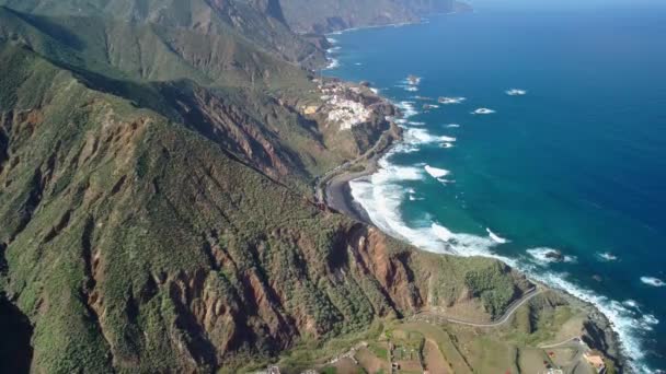 加那利群岛特内里费Anaga农村公园海岸和山区附近村庄的无人驾驶飞机图像 — 图库视频影像