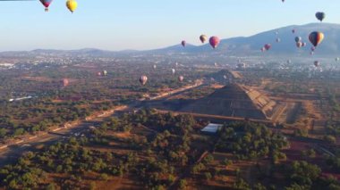 Teotihuacan piramidinin üzerinde sıcak hava balonunda gün doğumu