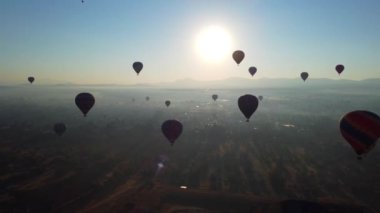 Teotihuacan piramidinin üzerinde sıcak hava balonunda gün doğumu