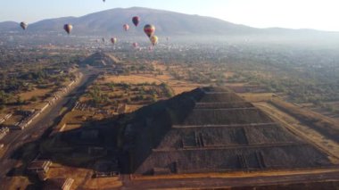 Teotihuacan piramidinin üzerinde sıcak hava balonunda gün doğumu