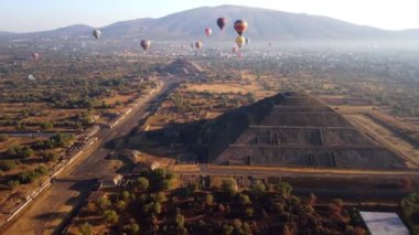 Teotihuacan piramidinin üzerinde sıcak hava balonunda gün doğumu