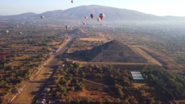 Teotihuacan piramidinin üzerinde sıcak hava balonunda gün doğumu
