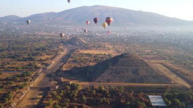 Teotihuacan piramidinin üzerinde sıcak hava balonunda gün doğumu
