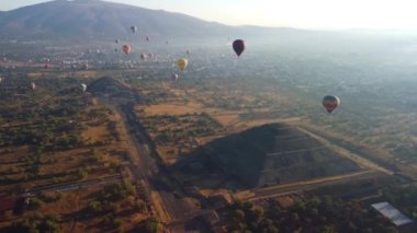 Teotihuacan piramidinin üzerinde sıcak hava balonunda gün doğumu