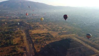 Teotihuacan piramidinin üzerinde sıcak hava balonunda gün doğumu