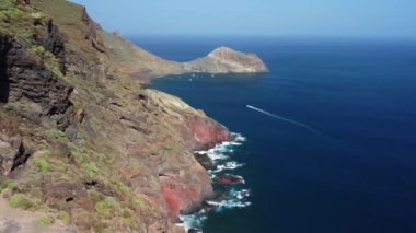Okyanus kıyısındaki köyün ve Anaga Kırsal Parkı, Tenerife, Kanarya Adaları 'ndaki dağların insansız hava aracı görüntüsü.