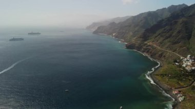 Okyanus kıyısındaki köyün ve Anaga Kırsal Parkı, Tenerife, Kanarya Adaları 'ndaki dağların insansız hava aracı görüntüsü.