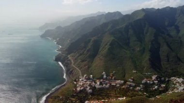 Okyanus kıyısındaki köyün ve Anaga Kırsal Parkı, Tenerife, Kanarya Adaları 'ndaki dağların insansız hava aracı görüntüsü.