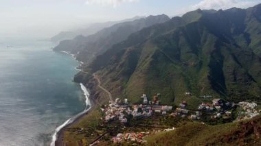 Okyanus kıyısındaki köyün ve Anaga Kırsal Parkı, Tenerife, Kanarya Adaları 'ndaki dağların insansız hava aracı görüntüsü.