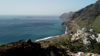 Okyanus kıyısındaki köyün ve Anaga Kırsal Parkı, Tenerife, Kanarya Adaları 'ndaki dağların insansız hava aracı görüntüsü.