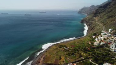 Okyanus kıyısındaki köyün ve Anaga Kırsal Parkı, Tenerife, Kanarya Adaları 'ndaki dağların insansız hava aracı görüntüsü.