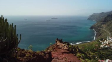 Okyanus kıyısındaki köyün ve Anaga Kırsal Parkı, Tenerife, Kanarya Adaları 'ndaki dağların insansız hava aracı görüntüsü.