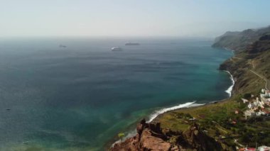 Okyanus kıyısındaki köyün ve Anaga Kırsal Parkı, Tenerife, Kanarya Adaları 'ndaki dağların insansız hava aracı görüntüsü.