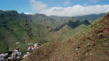 Okyanus kıyısındaki köyün ve Anaga Kırsal Parkı, Tenerife, Kanarya Adaları 'ndaki dağların insansız hava aracı görüntüsü.