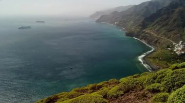 Okyanus kıyısındaki köyün ve Anaga Kırsal Parkı, Tenerife, Kanarya Adaları 'ndaki dağların insansız hava aracı görüntüsü.