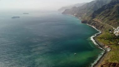 Okyanus kıyısındaki köyün ve Anaga Kırsal Parkı, Tenerife, Kanarya Adaları 'ndaki dağların insansız hava aracı görüntüsü.