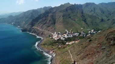 Okyanus kıyısındaki köyün ve Anaga Kırsal Parkı, Tenerife, Kanarya Adaları 'ndaki dağların insansız hava aracı görüntüsü.