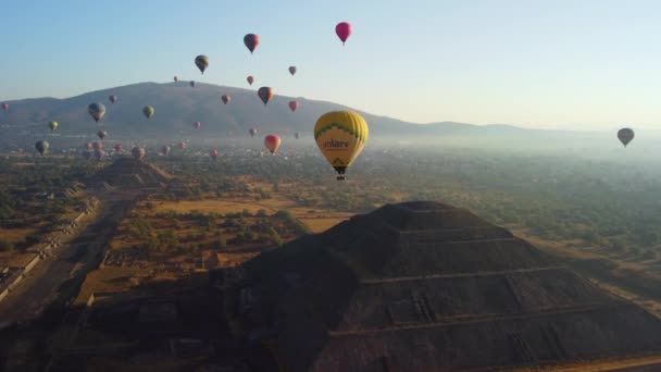 Salida Del Sol Globo Aerostático Sobre Pirámide Teotihuacán — Vídeo de stock