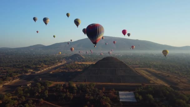 Sunrise Hot Air Balloon Teotihuacan Pyramid — Stockvideo