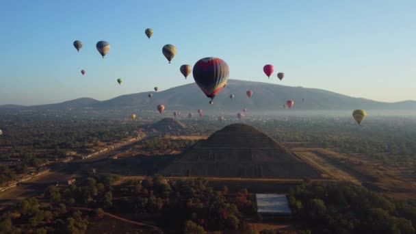 Sunrise Hot Air Balloon Teotihuacan Pyramid — Stok Video