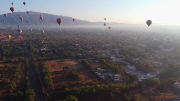 Sunrise Hot Air Balloon Teotihuacan Pyramid — Stockvideo