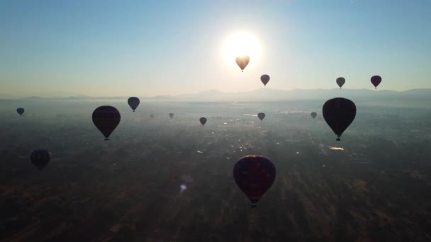 Teotihuacan Piramidinin Üzerinde Sıcak Hava Balonunda Gün Doğumu — Stok video