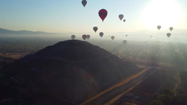 Ανατολή Ηλίου Αερόστατο Θερμού Αέρα Πάνω Από Την Πυραμίδα Teotihuacan — Αρχείο Βίντεο
