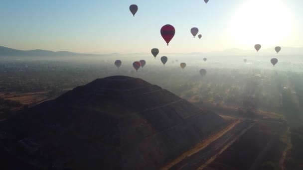 Sunrise Hot Air Balloon Teotihuacan Pyramid — Stockvideo