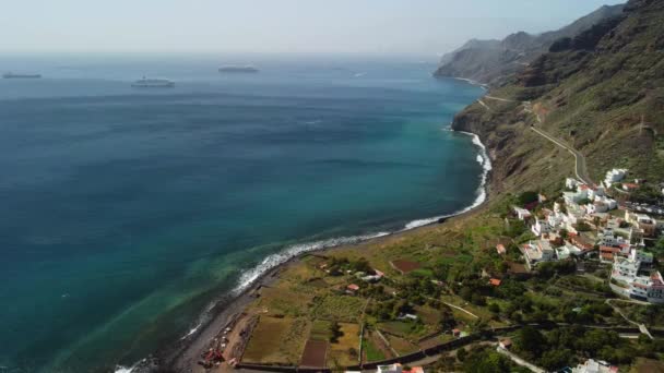 Drohnenaufnahme Des Dorfes Der Nähe Der Meeresküste Und Der Berge — Stockvideo