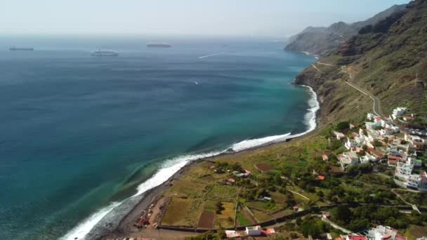 Légi Drón Kilátás Falu Közelében Óceán Partján Hegyek Anaga Vidéki — Stock videók
