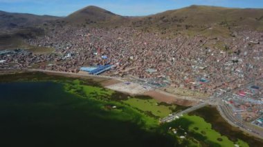 Güney Amerika, Peru 'da Titicaca Gölü ile Puno' nun hava manzarası