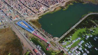 Güney Amerika, Peru 'da Titicaca Gölü ile Puno' nun hava manzarası