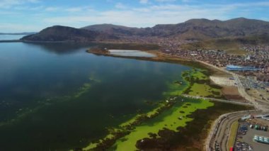 Güney Amerika, Peru 'da Titicaca Gölü ile Puno' nun hava manzarası