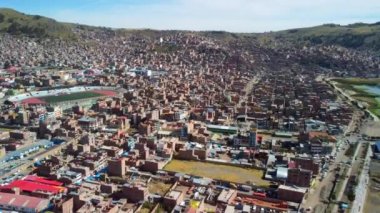 Güney Amerika, Peru 'da Titicaca Gölü ile Puno' nun hava manzarası