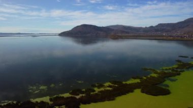 Güney Amerika, Peru 'da Titicaca Gölü ile Puno' nun hava manzarası