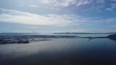 Güney Amerika, Peru 'da Titicaca Gölü ile Puno' nun hava manzarası