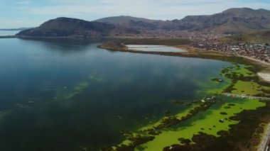 Güney Amerika, Peru 'da Titicaca Gölü ile Puno' nun hava manzarası