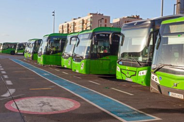 TENERIFE, SPAIN - 16 Şubat 2022: Santa Cruz de Tenerife limanı yakınlarındaki Titsa tarafından işletilen ana otobüs durağı