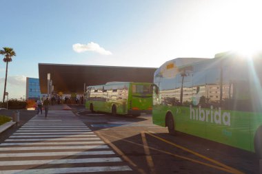 TENERIFE, SPAIN - 16 Şubat 2022: Santa Cruz de Tenerife limanı yakınlarındaki Titsa tarafından işletilen ana otobüs durağı