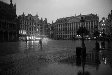 Yağmurlu bir günde geceleyin Bruxelles 'de Gran Place