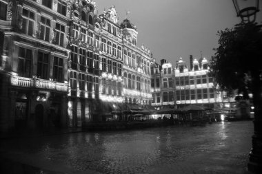 Yağmurlu bir günde geceleyin Bruxelles 'de Gran Place