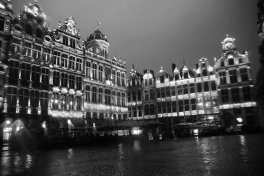 Yağmurlu bir günde geceleyin Bruxelles 'de Gran Place