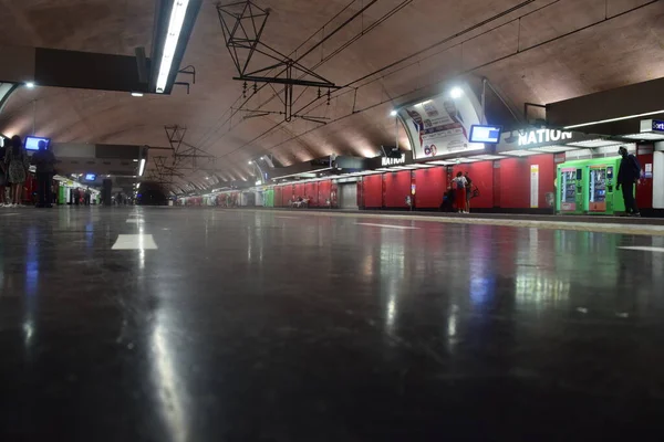 Stazione Della Metropolitana Parigi Con Treno — Foto Stock