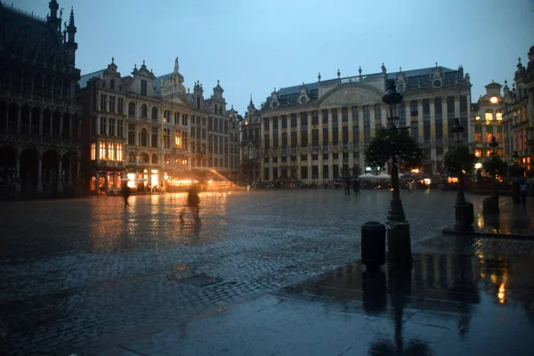 Gran Place Bruselu Noci Během Deštivého Dne — Stock fotografie