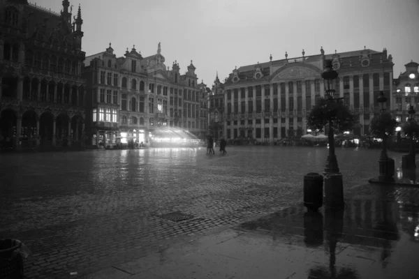 Gran Place Bruselu Noci Během Deštivého Dne — Stock fotografie