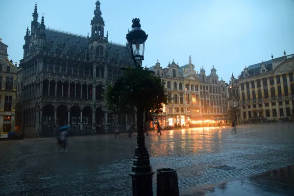 Yağmurlu Bir Günde Geceleyin Bruxelles Gran Place — Stok fotoğraf