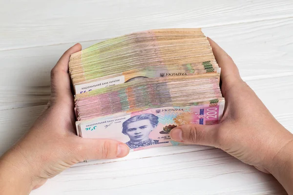 Деньги Украины Пачка Украинских Гривен Банкнот Руках Деревянном Столе 500 — стоковое фото