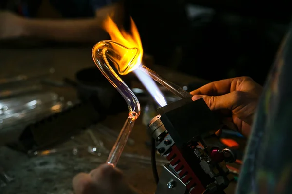 Folyamatüveg Fúvás Gyártás Tűz Üvegszilánkot Melegít Üvegfúvó Égővel Kézzel Készített Stock Kép