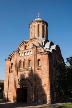 Ukrayna 'nın Chernihiv kentindeki Pyatnytska veya Paraskeva Pyatnitsa Kilisesi' nin güneşli bahar günü manzarası. Çernihiv 'deki Pyatnytska Kilisesi 12 yüzyılda inşa edildi ve popüler bir turizm merkezi.